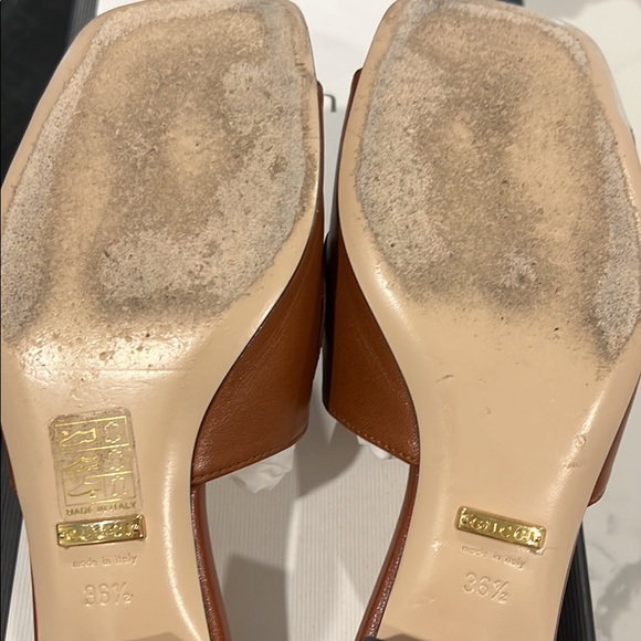 Gently used GG Zumi 25 square toe slide.
Interlocking GG logo in gold & silver. - Picture 2 of 6